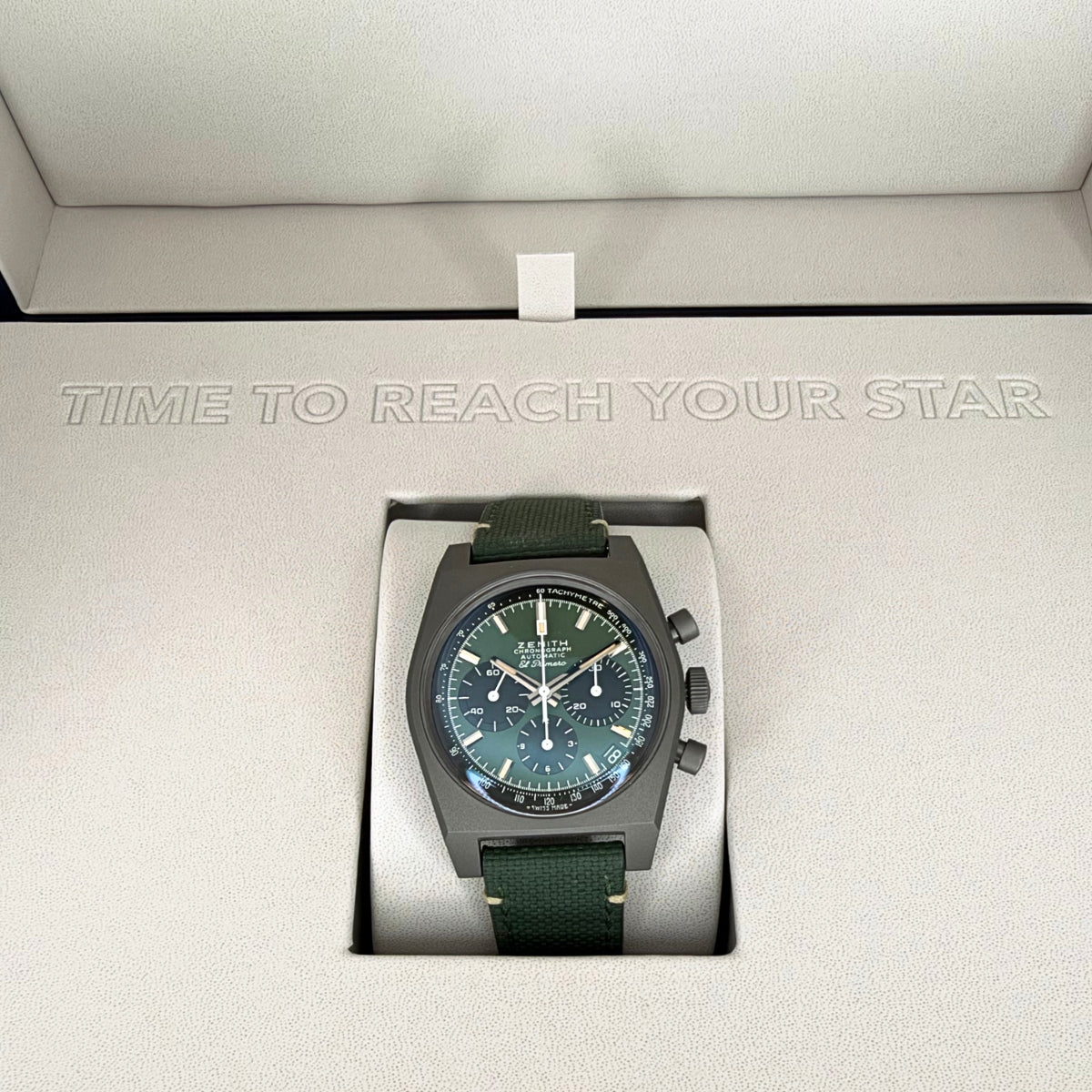 Chronomaster Revival Safari 37mm Titanium Green Dial