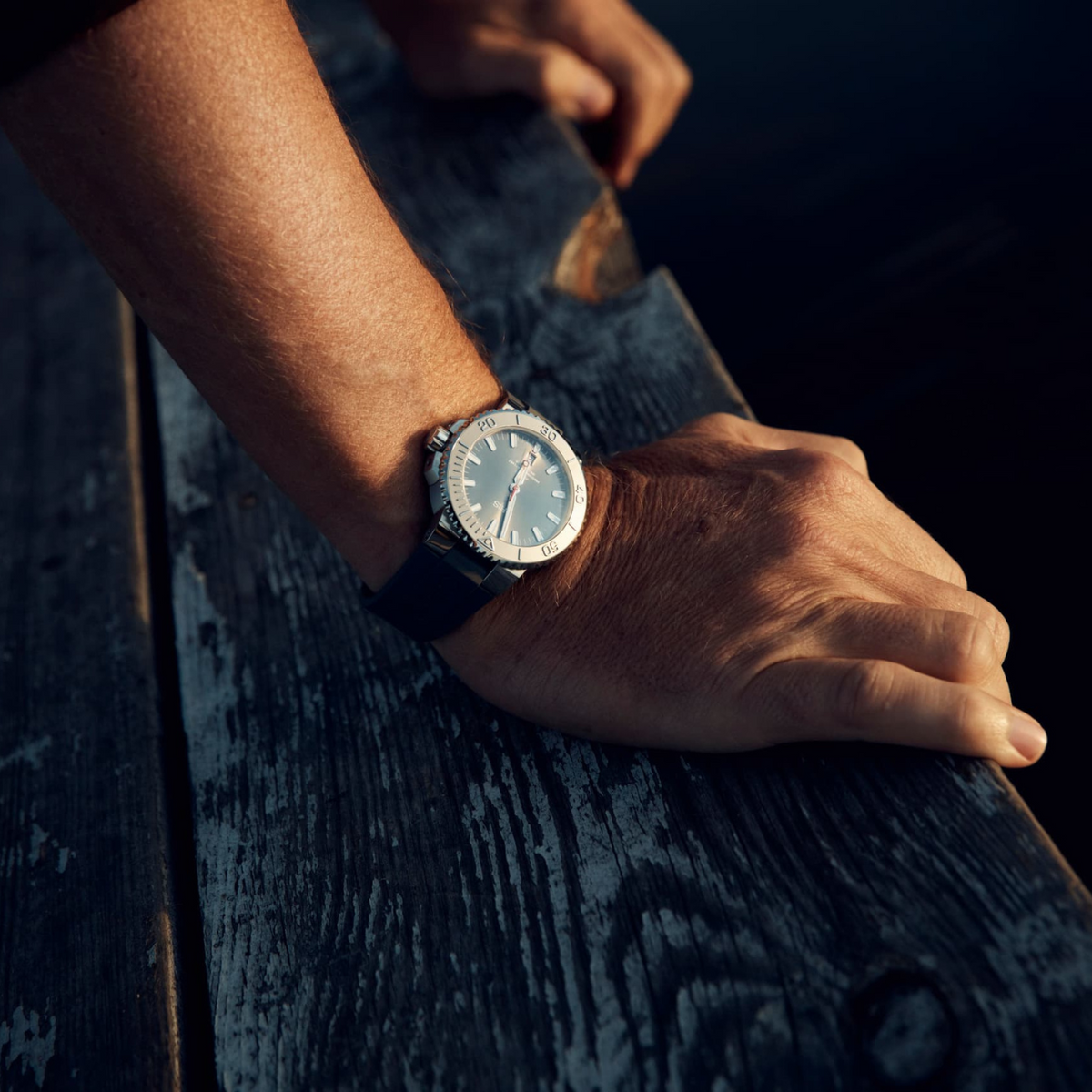 Oris Watches - AQUIS DATE RELIEF - GREY | Manfredi Jewels