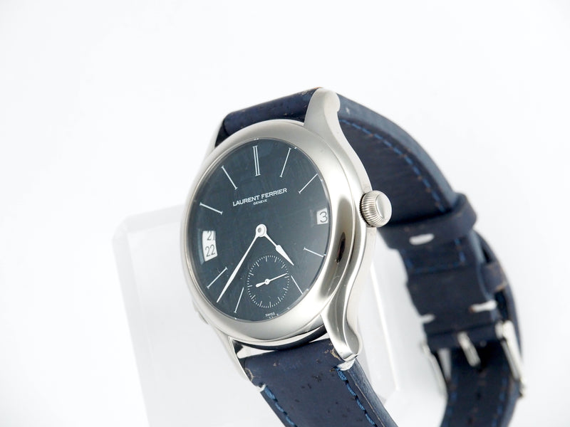 Classic Traveller Blue Meteorite Dial