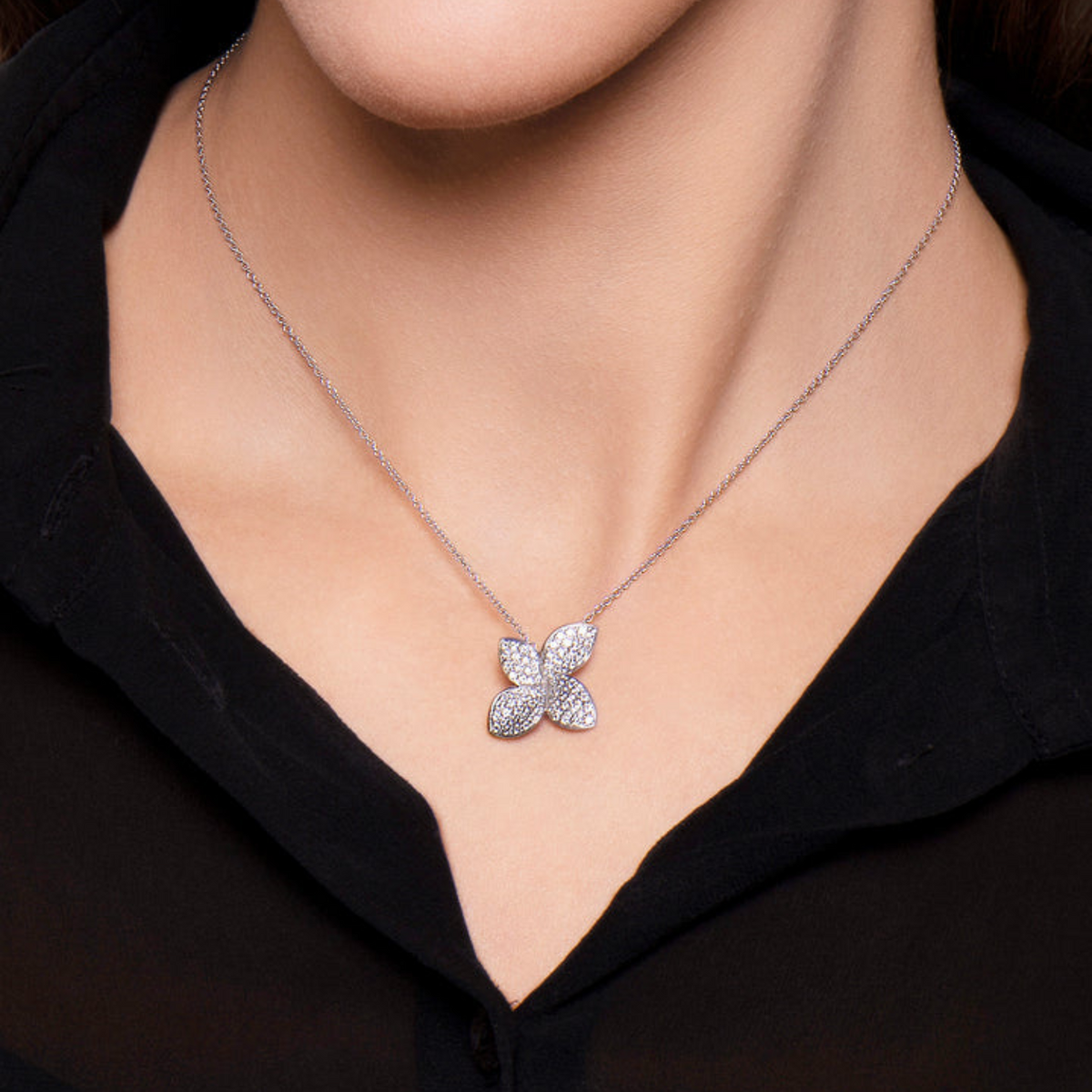 Pasquale Bruni Jewelry - Petit Garden 18K White Gold Pavé Diamond Medium Flower Necklace | Manfredi Jewels