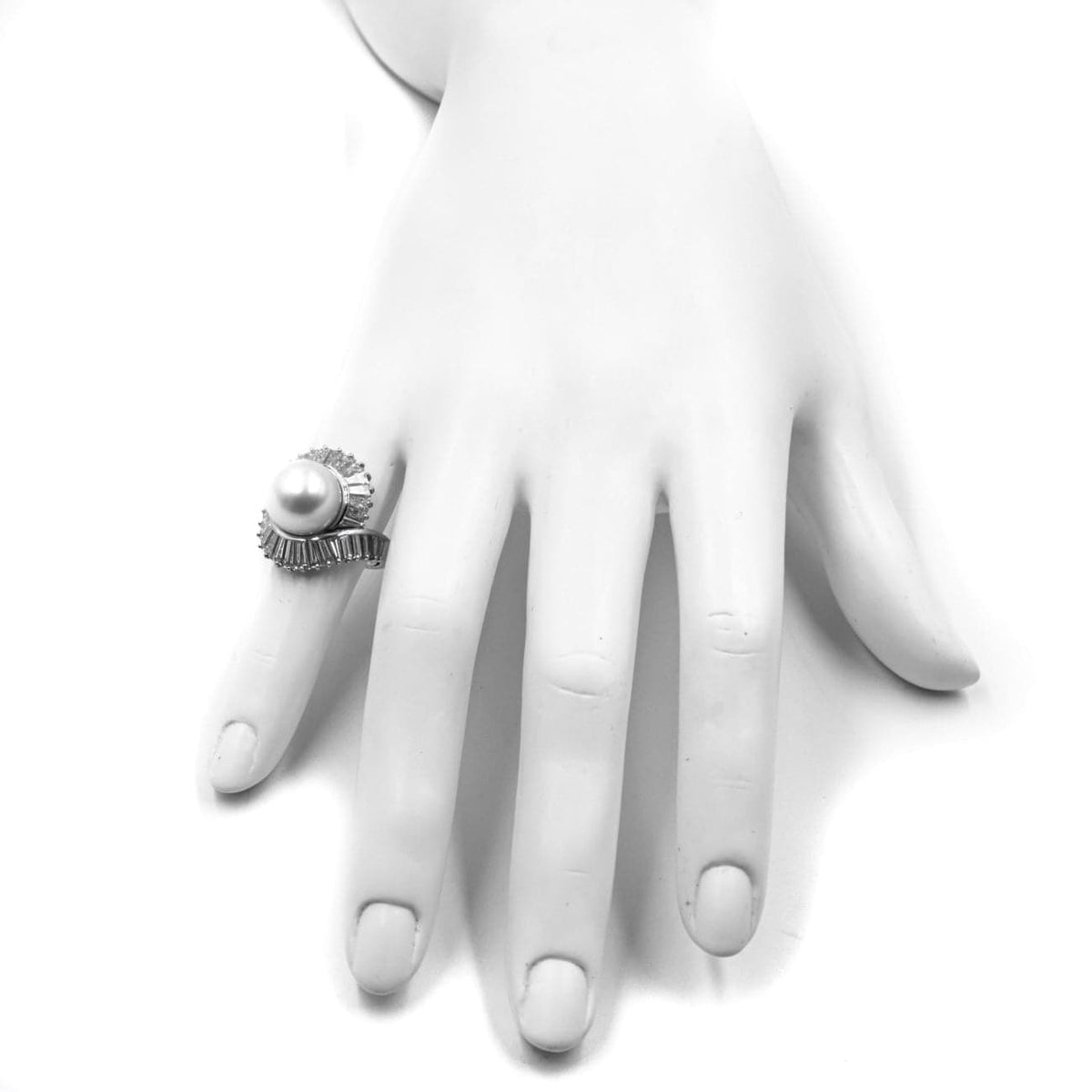 Estate Jewelry Estate Jewelry - 18K White Gold White Pearl and Diamonds Ring | Manfredi Jewels