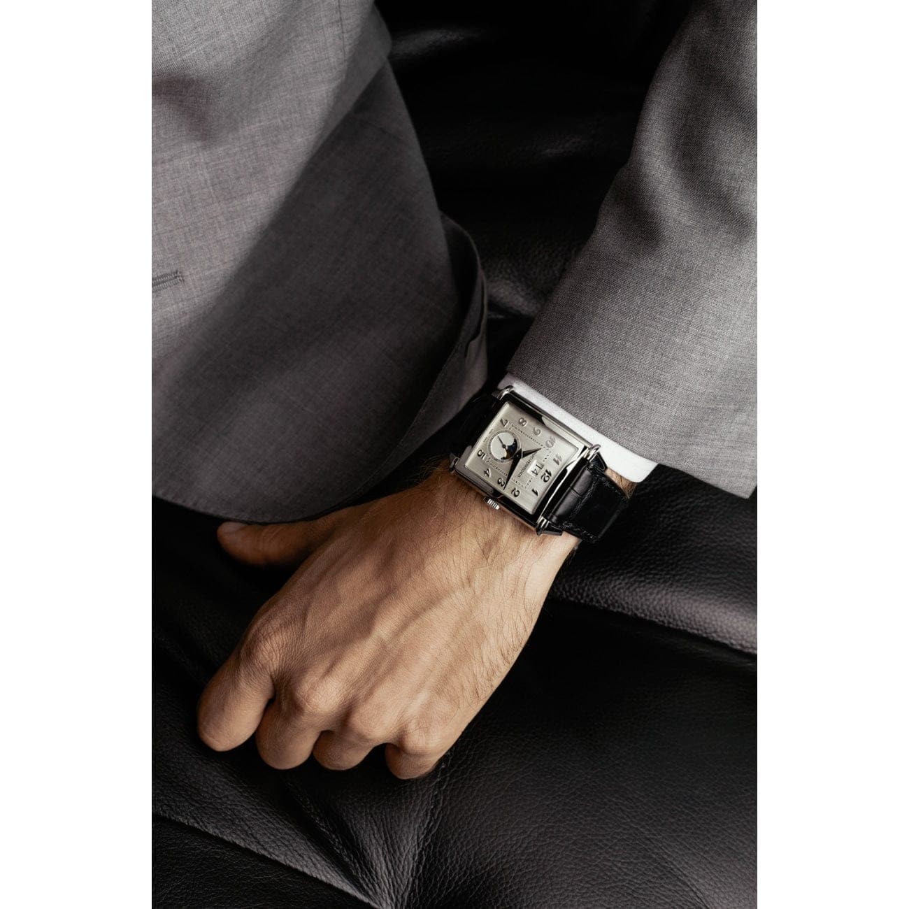 Girard - perregaux Vintage 1945 Xxl Large Date And Moon Phases
